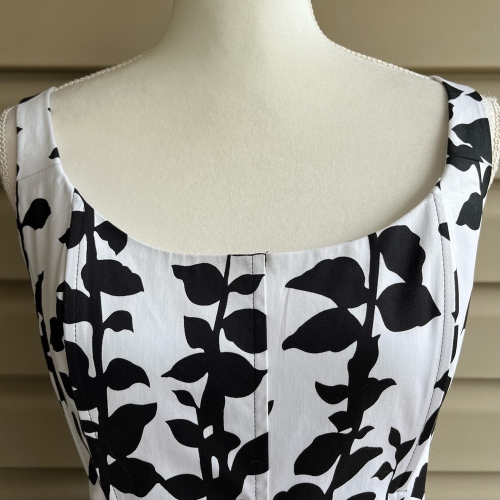 •Nine West• Sleeveless Floral Fit and Flare Dress - Size 12 - Picture 3 of 9